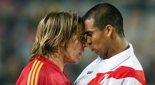 Michel Salgado en un careo con Martín Hidalgo en el amistoso del 2004. Michel Salgado en un careo con Martín Hidalgo en el amistoso del 2004.