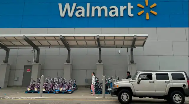 Walmart: hombre fue arrestado tras dejar a niño dentro de auto cerrado con llave y a alta temperatura.