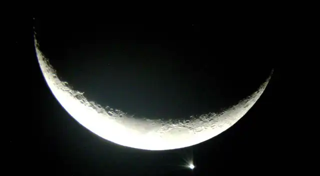 Una ocultación lunar de Venus ocurre cuando la Luna pasa frente a Venus y lo oculta temporalmente.
