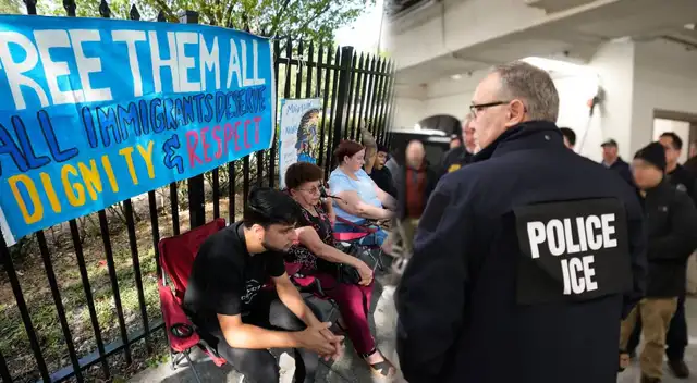 Inmigrantes denuncian retención y malas condiciones en oficina del ICE en Miami Inmigrantes denuncian retención y malas condiciones en oficina del ICE en Miami