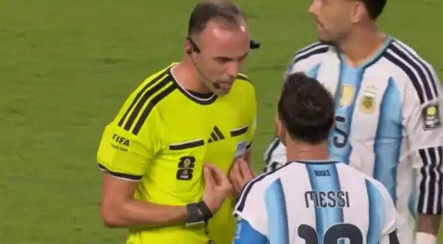 Lionel Messi protagoniza tenso momento con el árbitro. Lionel Messi protagoniza tenso momento con el árbitro.