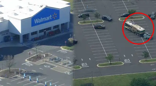 Una persona sigue atrincherada en su autocaravana frente a un Walmart en Lumberton, Nueva Jersey. Una persona sigue atrincherada en su autocaravana frente a un Walmart en Lumberton, Nueva Jersey.