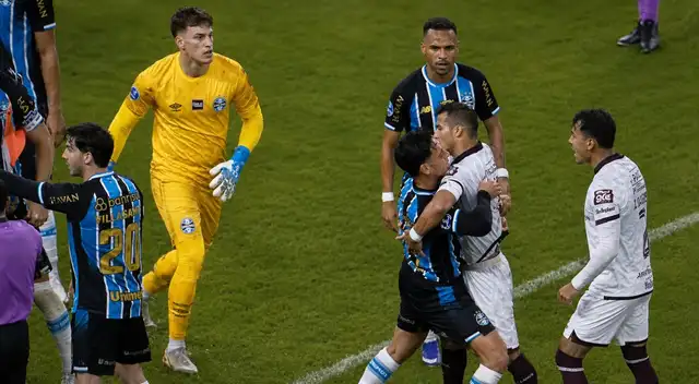 Erick Noriega se peleó con futbolista de Bolívar y quedó expulsado dejando con 10 hombres a Gremio Erick Noriega se peleó con futbolista de Bolívar y quedó expulsado dejando con 10 hombres a Gremio