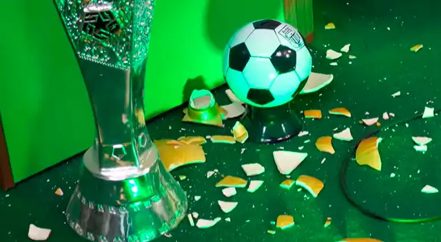 Mendoza rompió una decoración del set Mendoza rompió una decoración del set