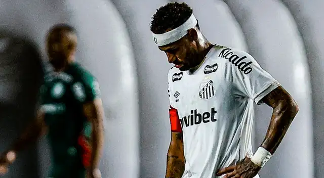 Neymar Junior explotó contra los trabajadores de Santos de Brasil.