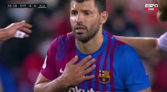 Sergio Agüero durante partido con FC Barcelona