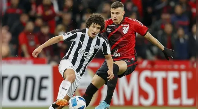 Athletico Paranaense vs. Libertad.