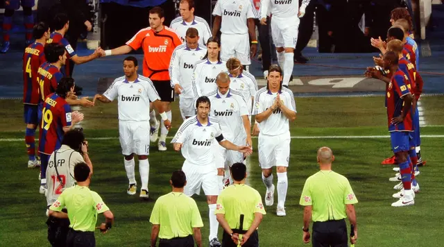 Barcelona le hace el pasillo al Real Madrid en 2008. Foto: Difusión. Barcelona le hace el pasillo al Real Madrid en 2008. Foto: Difusión.