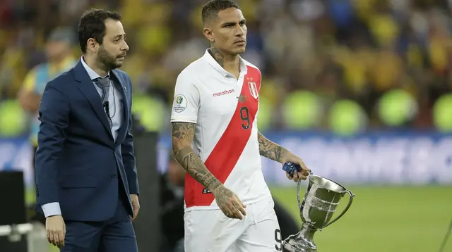 Paolo Guerrero con la Copa Bolivia.