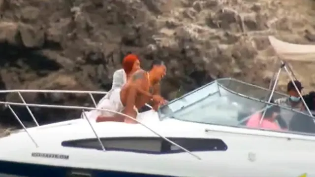Semanas atrás, Deysi Araujo fue captada paseando en yate junto con el alcalde de Santa Rosa.   