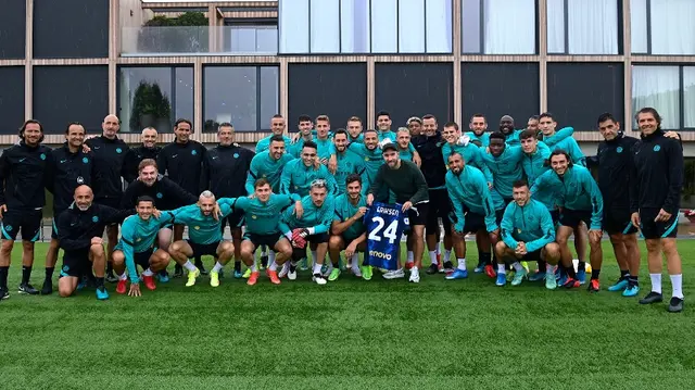 Eriksen junto al actual plantel del Inter.   
