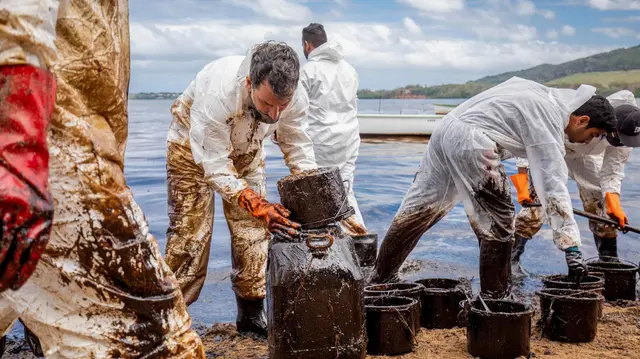 Estrategia de habitantes de isla Mauricio ante el derrame de petróleo en 2020.   