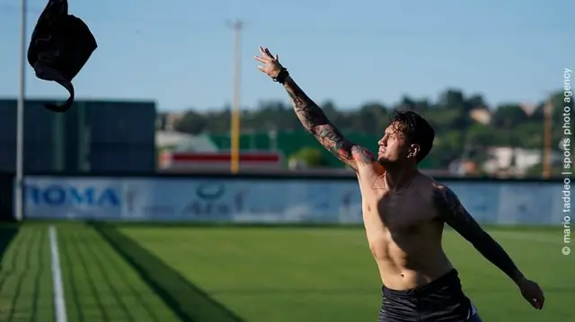 Lapadula regaló su camiseta a hinchas de Benevento Lapadula regaló su camiseta a hinchas de Benevento