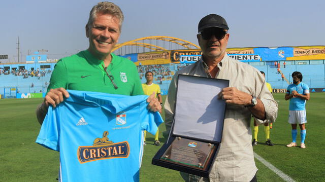 Paulo Autuori siendo homenajeado por Sporting Cristal durante un amistoso en 2018. Paulo Autuori siendo homenajeado por Sporting Cristal durante un amistoso en 2018.