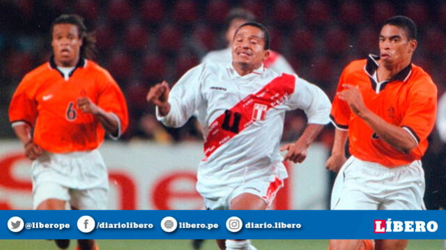 Carlos 'Kukín' Flores enfrentando a Países Bajos con Perú.   