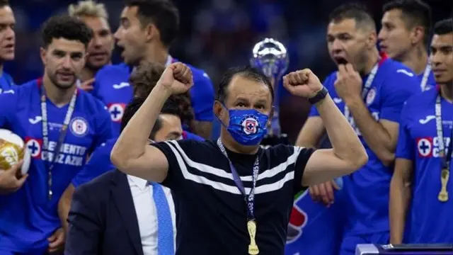 Juan Reynoso campeón con Cruz Azul en la temporada 2022.