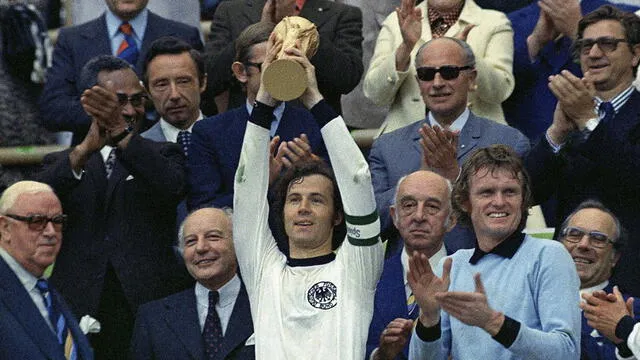 Müller levantando la Copa del Mundo en 1974. Müller levantando la Copa del Mundo en 1974.