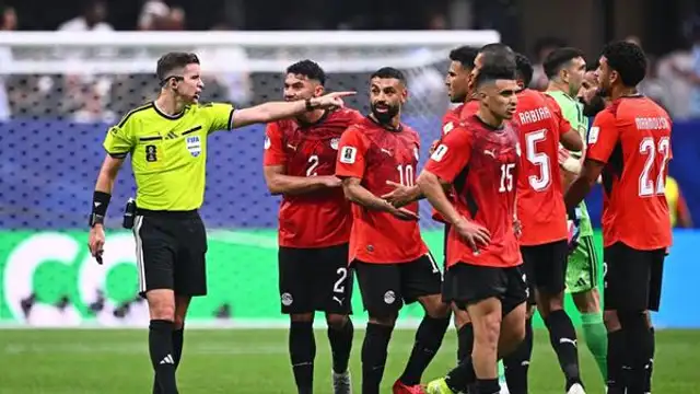 La selección de Egipto reclamando al árbitro François Letexier que revise el VAR tras el tercer gol de Argentina La selección de Egipto reclamando al árbitro François Letexier que revise el VAR tras el tercer gol de Argentina