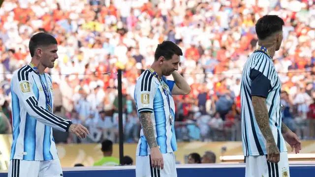 La selección argentina recibiendo la medalla de plata tras la final del Mundial 2026