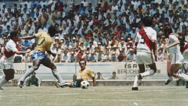 Pelé contra Perú en 1970. Pelé contra Perú en 1970.