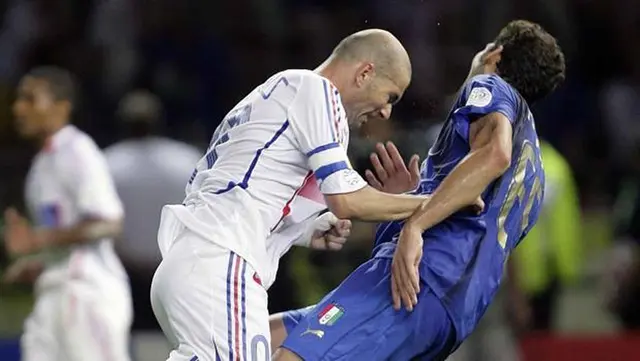 Cabezazo de Zinedine Zidane a Marco Materazzi. Cabezazo de Zinedine Zidane a Marco Materazzi.