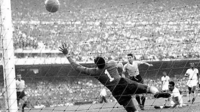  El uruguayo Juan Alberto Schiaffino marcando el 1-1 ante Brasil en la final de la Copa del Mundo 1950.   