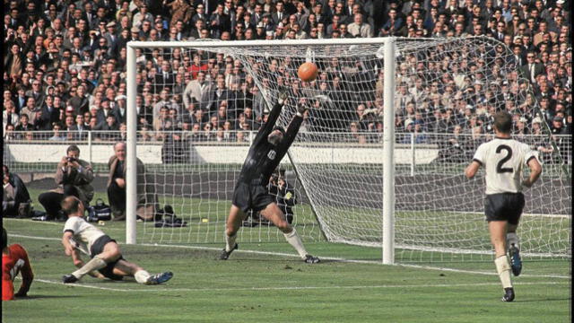  Geoff Hurst y su remate que no terminó de entrar a la portería.    