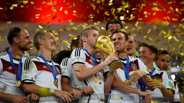  Alemania alzando la Copa Mundial de la FIFA en 2014.   