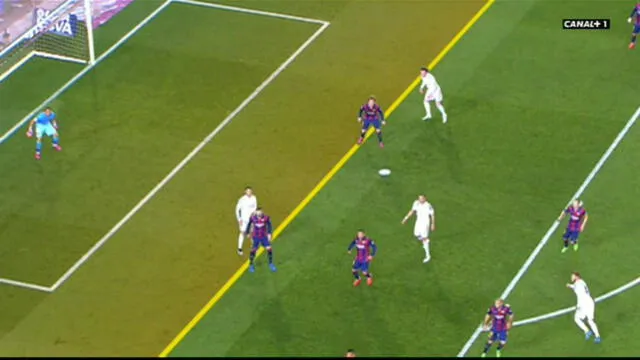 Nótese la línea horizontal (imaginaria) que traza el último defensa del equipo blaugrana. Si club blanco no quiere estar en fuera de juego, no deberá ponerse por delante del último adversario, no hasta antes que el propio balón cruce esa línea. Nótese la línea horizontal (imaginaria) que traza el último defensa del equipo blaugrana. Si club blanco no quiere estar en fuera de juego, no deberá ponerse por delante del último adversario, no hasta antes que el propio balón cruce esa línea.