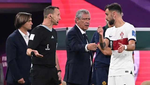 Bruno Fernandes contra el árbitro Facundo Tello.