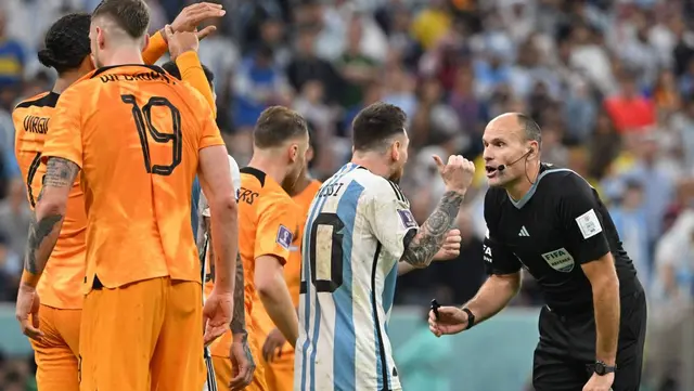 Messi se mostró muy incómodo con la actuación del árbitro frente al partido de Países Bajos. Foto: La República.   