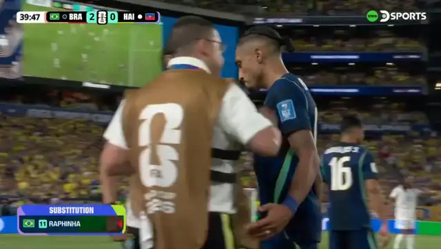 Raphinha no pudo continuar y se fue cambiado en el primer tiempo.