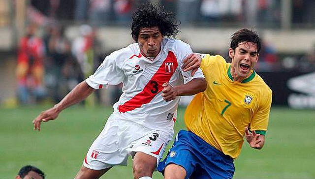 Santiago Acasiete enfrentando a Kaká en el partido previo a la noche en el 'Golf Los Incas'. | Foto: Getty Images   