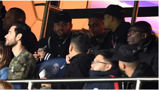 Neymar observando la eliminación del PSG ante los Diablos Rojos en el 2019.   