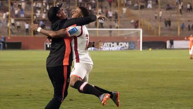 Alexi Gómez y Pedro Troglio celebrando un gol en Universitario.   