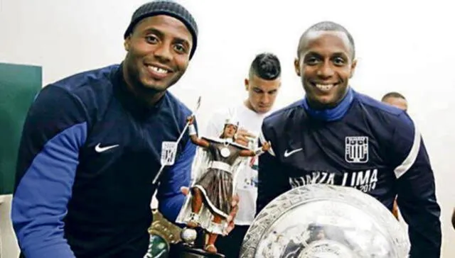  Roberto y Guillermo Guizasola en Alianza Lima, con la copa del Torneo del Inca 2014.   