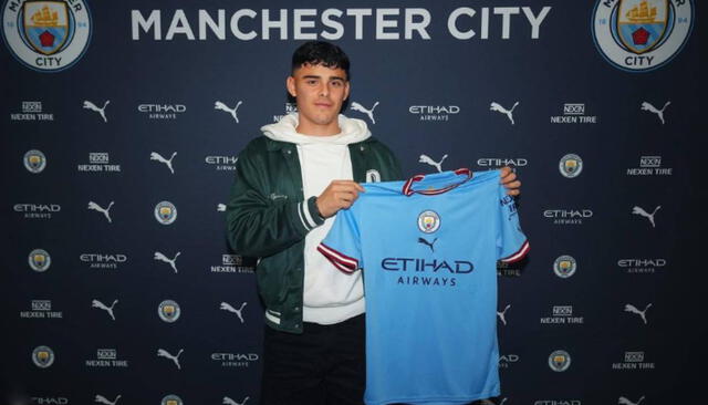 Alexander Robertson con el Manchester City.