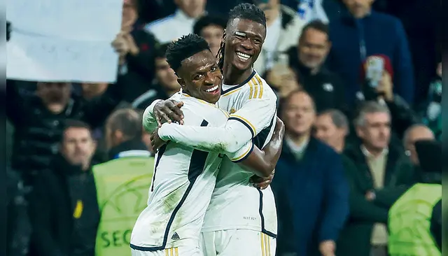Eduardo Camavinga y Vinicius celebrando un gol.   