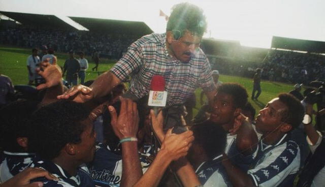  Jorge Luis Pinto siendo ovacionado por los jugadores de Alianza Lima en 1997.   