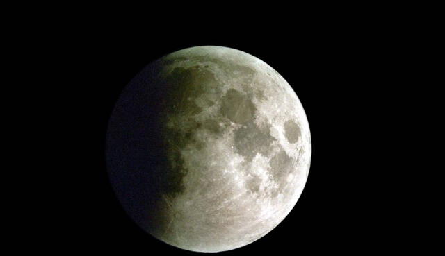 La Luna durante un eclipse lunar parcial. Foto: JM Sánchez Martínez/Agencia Sinc   