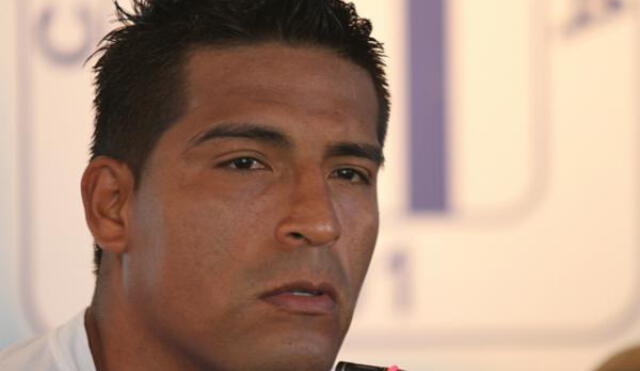 Juramentó como regidor del distrito de Ventanilla el año 2009.