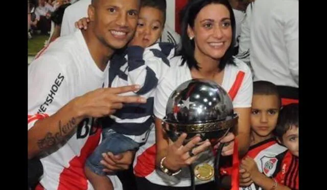 Carlos Sánchez y su esposa en la celebración por el título de la Copa Sudamericana 2004.
