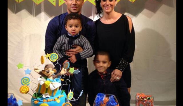 Carlos Sánchez y su esposa en el cumpleaños de uno de sus hijos.