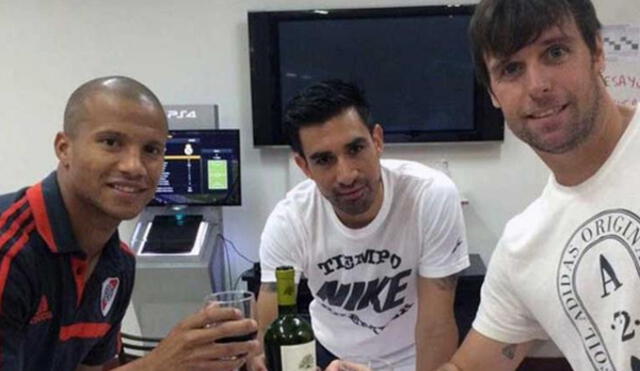 Fernando Cavenaghi compartiendo un brindis con Carlos Sánchez y Ariel Rojas.
