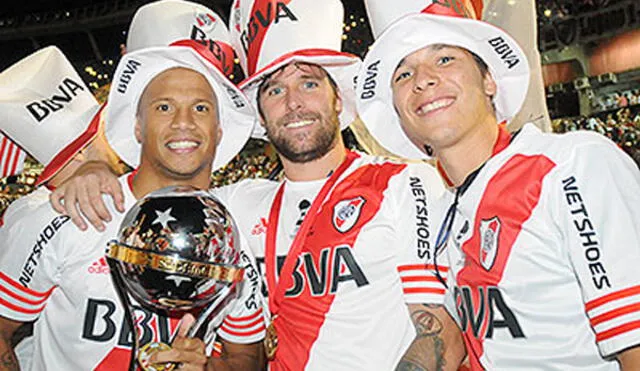 Fernando Cavenaghi y Carlos Sánchez celebrando el título de la Copa Sudamericana.