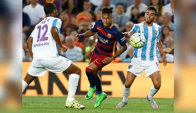 Barcelona vs. Málaga: Neymar intenta escaparse de dos rivales.