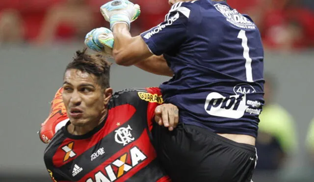Paolo Guerrero choca con Marcelo Lomba en el Flamengo vs. Ponte Preta.
