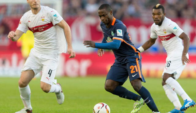 Werder Bremen vs. Stuttgart: Ujah domina el balón ante la defensa rival 