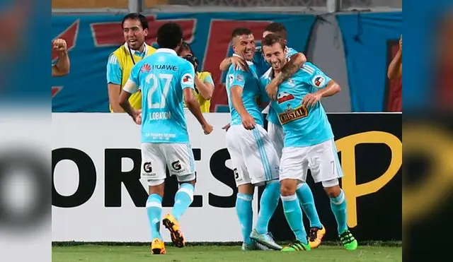 Gabriel Costa celebra su gol con Santiago Silva y Horacio Calcaterra.