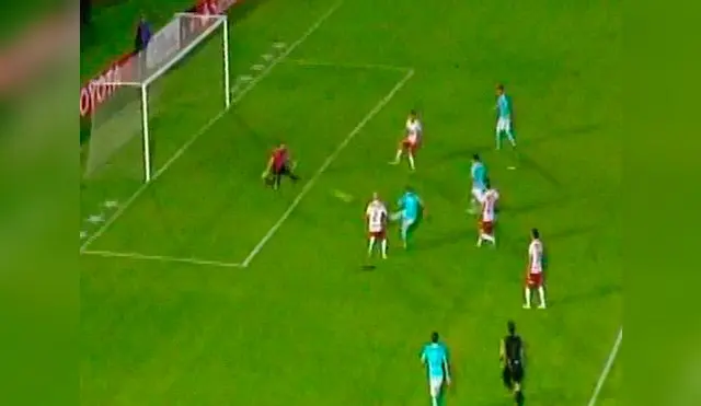 Santiago Silva supera a su marcador y saca el remate que vencerá a Díaz.